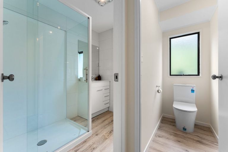 Photo of property in 2/16 Kupari Place, Totara Vale, Auckland, 0629