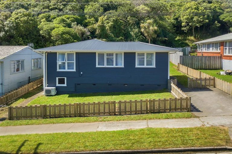 Photo of property in 38 Cardiff Crescent, Cannons Creek, Porirua, 5024