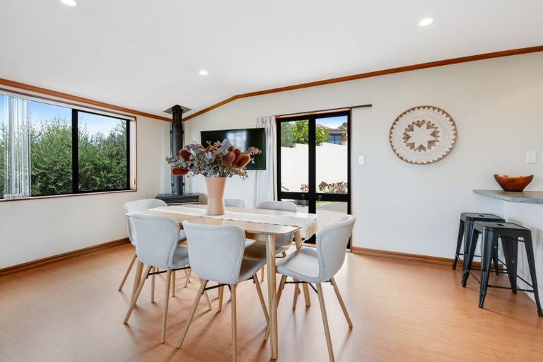 Photo of property in 15 Higham Ferrers Place, Red Beach, 0932