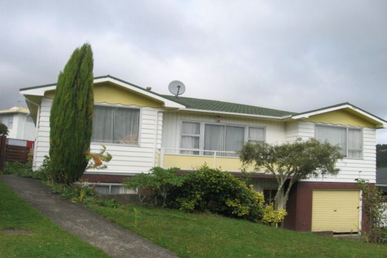 Photo of property in 3 Florio Terrace, Tawa, Wellington, 5028