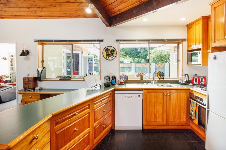 Photo of property in 23 Chilton Grove, Hokowhitu, Palmerston North, 4410