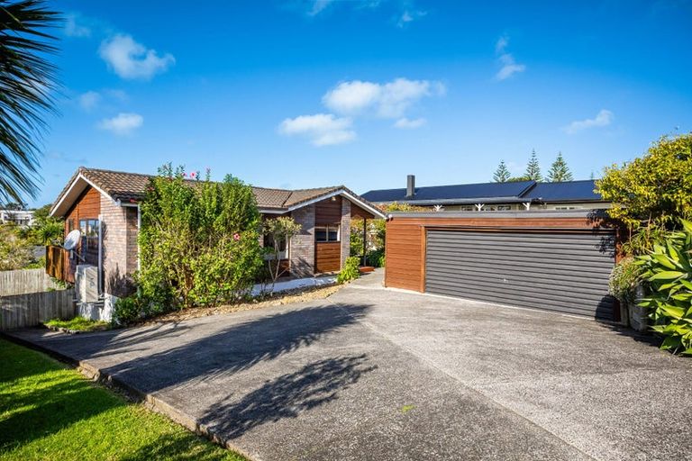 Photo of property in 16 Halldene Terrace, Red Beach, 0932