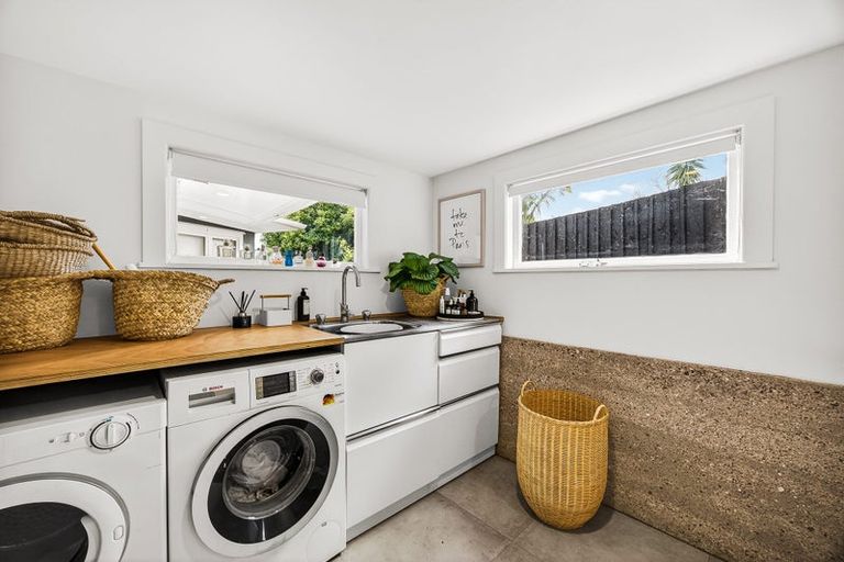 Photo of property in 6 Walker Road, Henderson Valley, Auckland, 0612