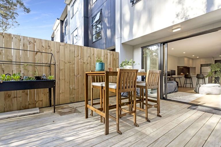 Photo of property in 27 Tokai Place, Glen Eden, 0602