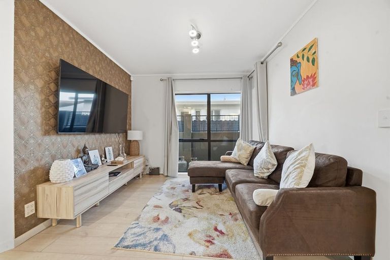 Photo of property in 1/6 Eastern Beach Road, Eastern Beach, Auckland, 2012
