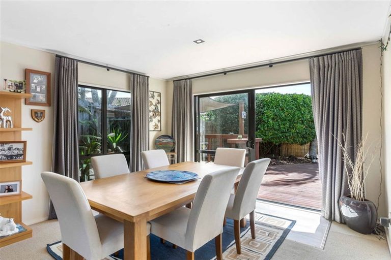 Photo of property in 28 Scarlet Oak Drive, Schnapper Rock, Auckland, 0632