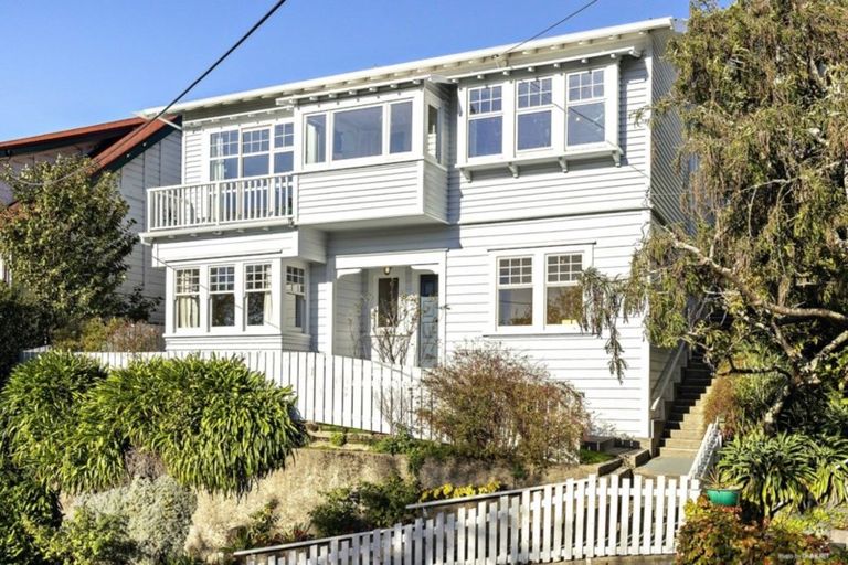 Photo of property in 1 Grove Road, Kelburn, Wellington, 6012