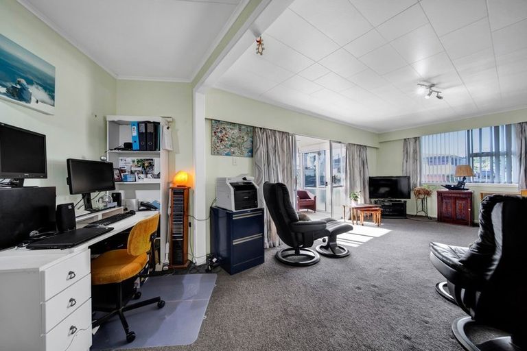 Photo of property in 124 Pioneer Road, Moturoa, New Plymouth, 4310