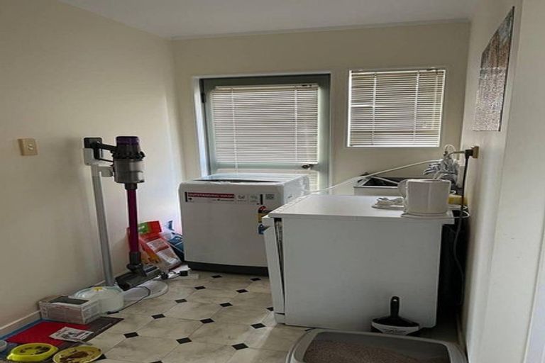 Photo of property in 357 Glenfield Road, Glenfield, Auckland, 0629