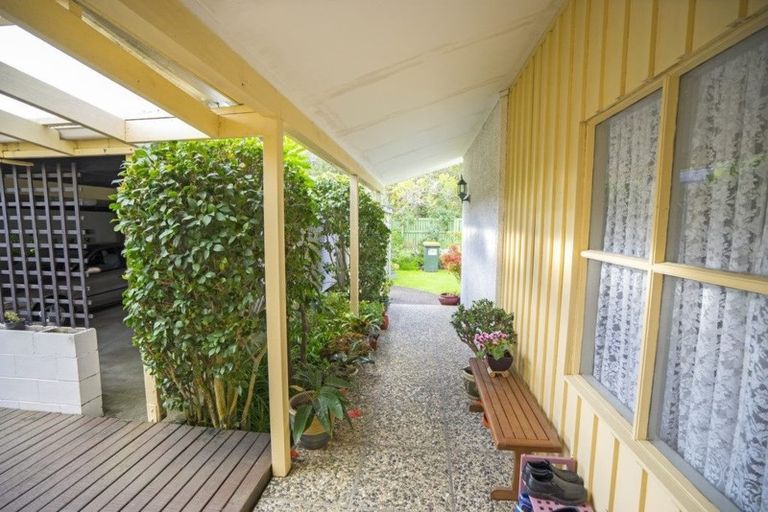 Photo of property in 8 Mappin Place, Chatswood, Auckland, 0626