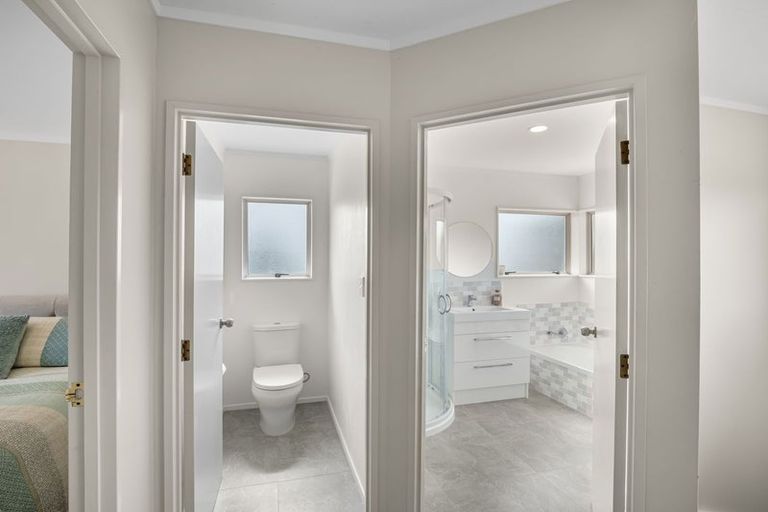 Photo of property in 46 Unsworth Drive, Unsworth Heights, Auckland, 0632