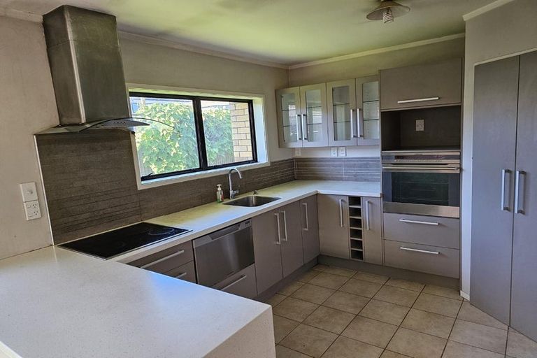 Photo of property in 1 Pinedale Place, Henderson, Auckland, 0610