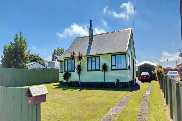 Photo of property in 24 Railway Street, Eltham, 4322