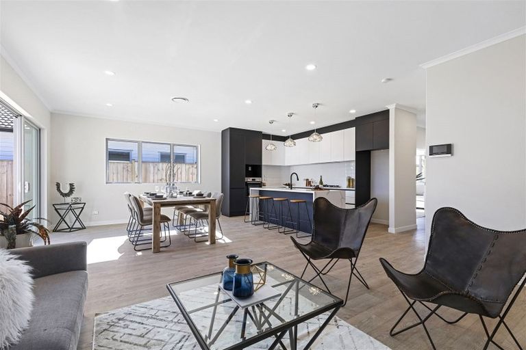 Photo of property in 20 Gilbransen Road, Kumeu, 0810