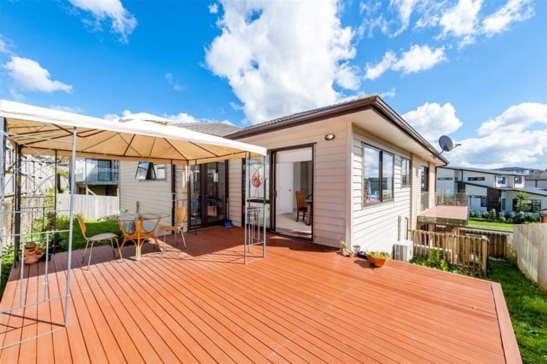 Photo of property in 21 Midhurst Avenue, Henderson, Auckland, 0612
