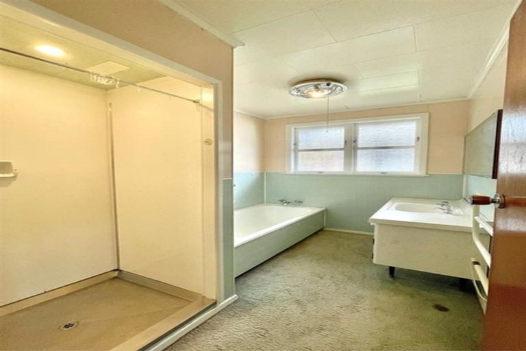 Photo of property in 16 Moeraki Road, Maoribank, Upper Hutt, 5018