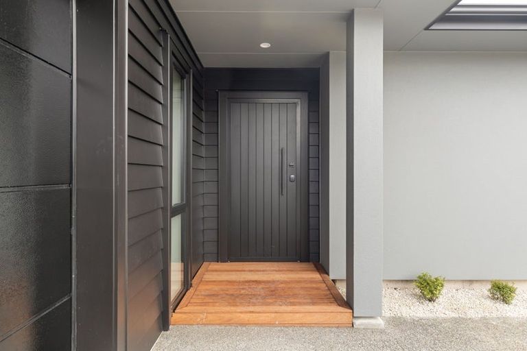 Photo of property in 7 Rangeview Drive, Kelvin Grove, 4414