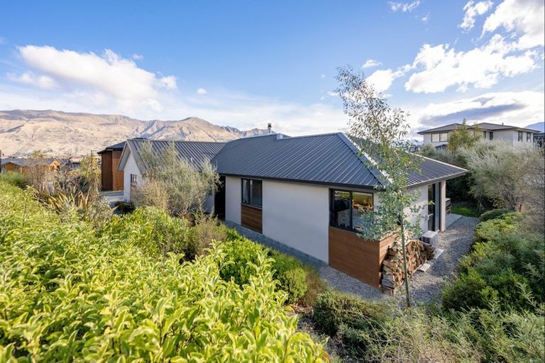 Photo of property in 11 Kirimoko Crescent, Wanaka, 9305