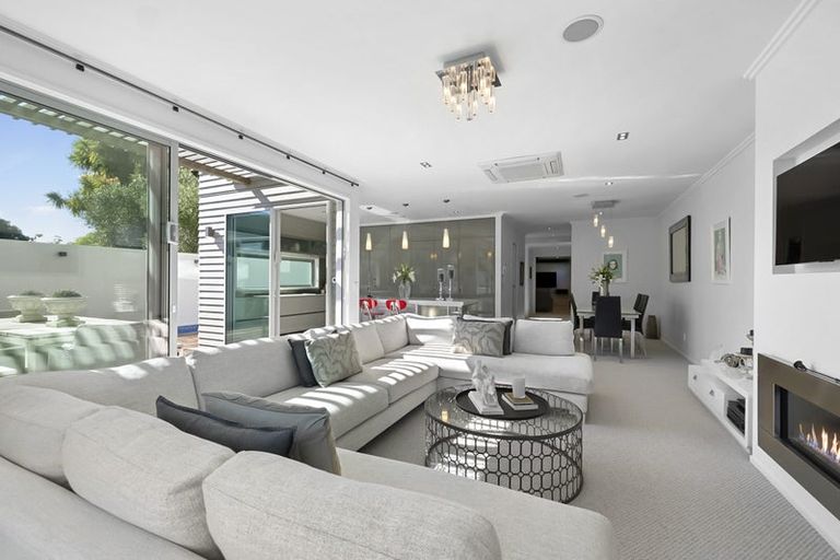 Photo of property in 10 Pendarves Street, New Plymouth, 4310
