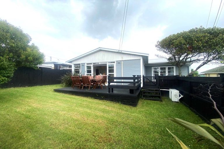 Photo of property in 1/176 Birkdale Road, Birkdale, Auckland, 0626