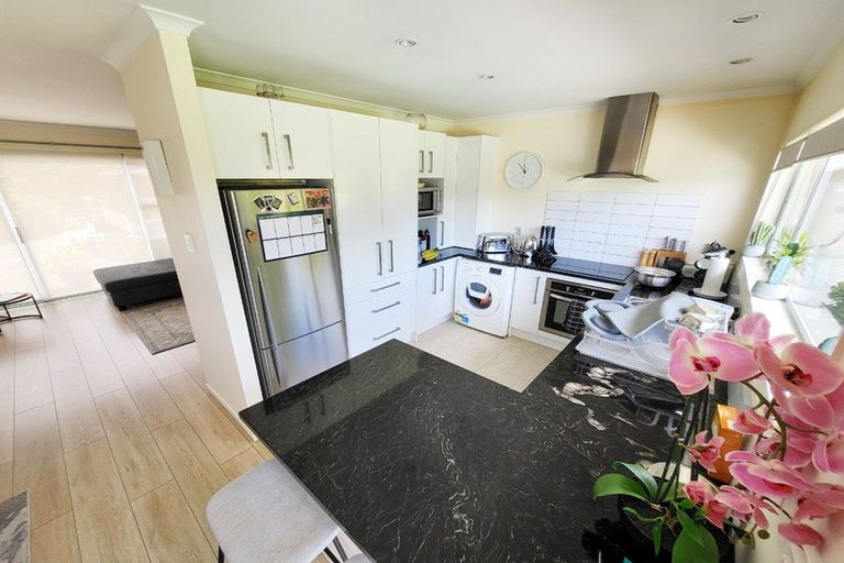 Photo of property in 2/18a Sherwood Avenue, Te Atatu South, Auckland, 0610