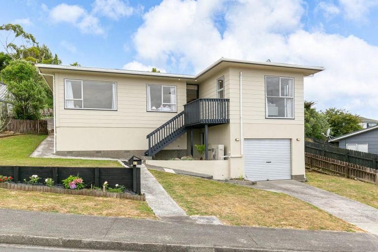 Photo of property in 17 Cheltenham Terrace, Newlands, Wellington, 6037