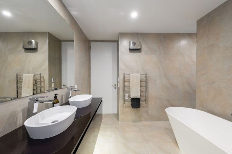 Photo of property in 64 Clyde Road, Ilam, Christchurch, 8041