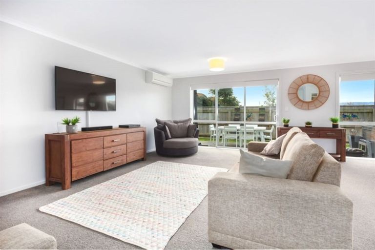 Photo of property in 1 Banks Boulevard, Whitby, Porirua, 5024