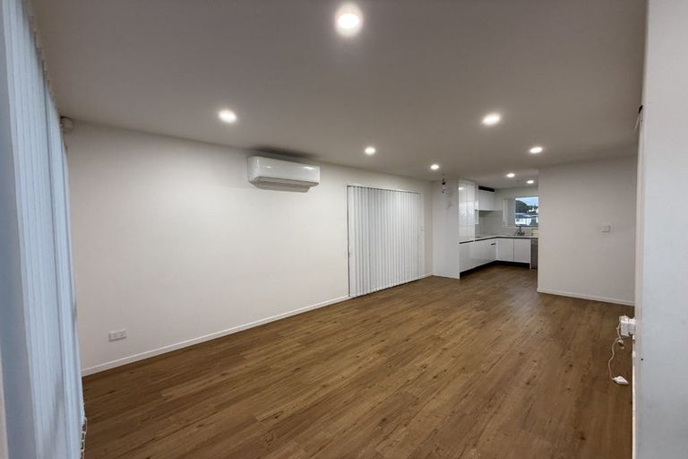 Photo of property in 5/12 Bangla Place, Massey, Auckland, 0614
