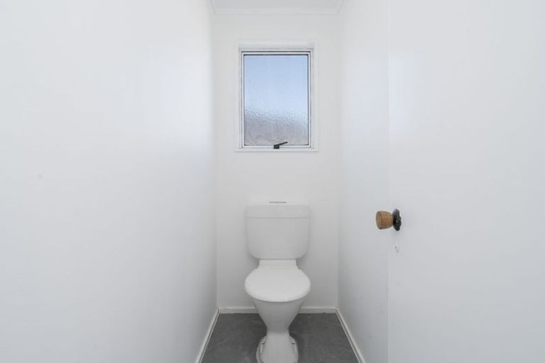 Photo of property in 28 Dallinghoe Crescent, Milford, Auckland, 0620