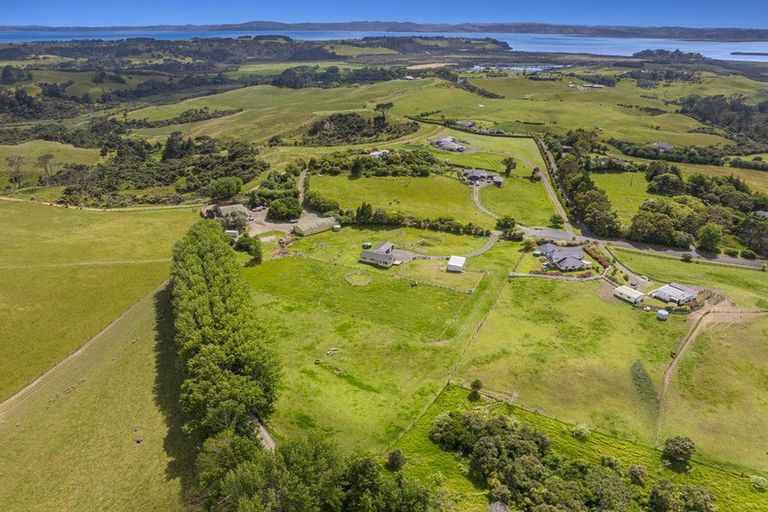 Photo of property in 47 Crosland Road, South Head, Helensville, 0874