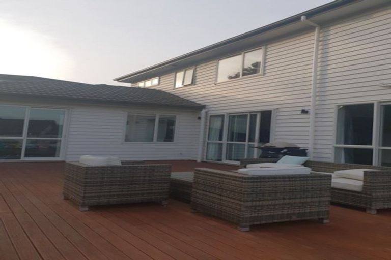 Photo of property in 106 Lake Panorama Drive, Henderson Valley, Auckland, 0612