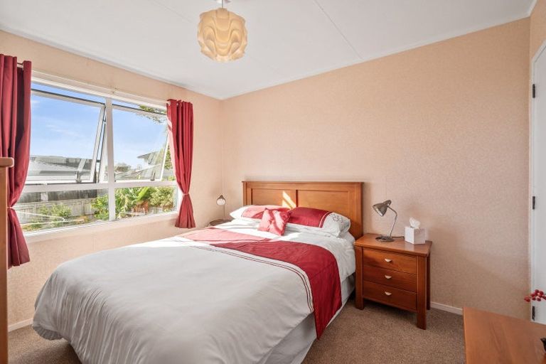 Photo of property in 11 Karoro Road, One Tree Point, 0118