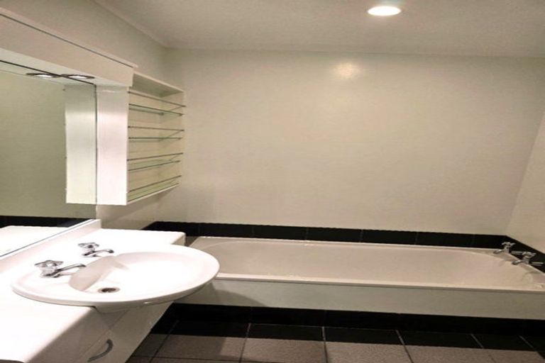 Photo of property in Pirie Street Townhouses, 28/35 Pirie Street, Mount Victoria, Wellington, 6011