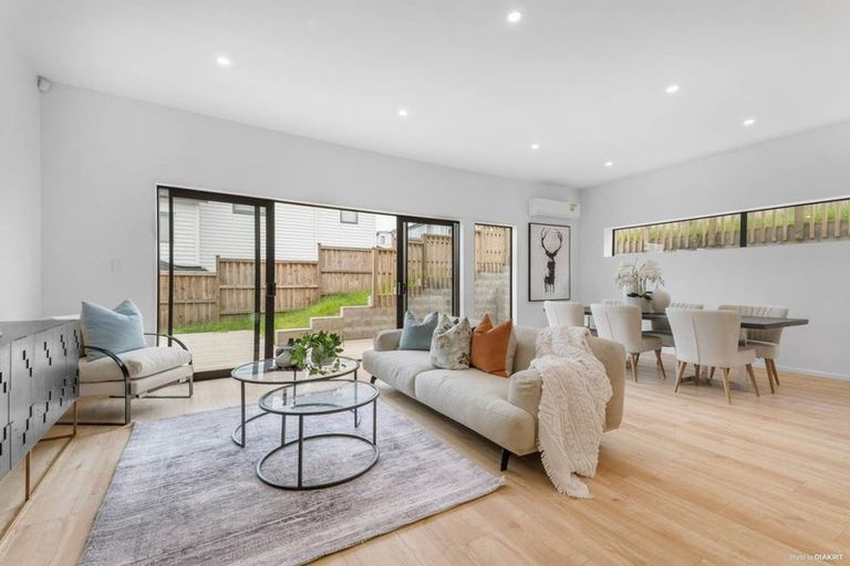 Photo of property in 10 Celestial Crescent, Orewa, 0931