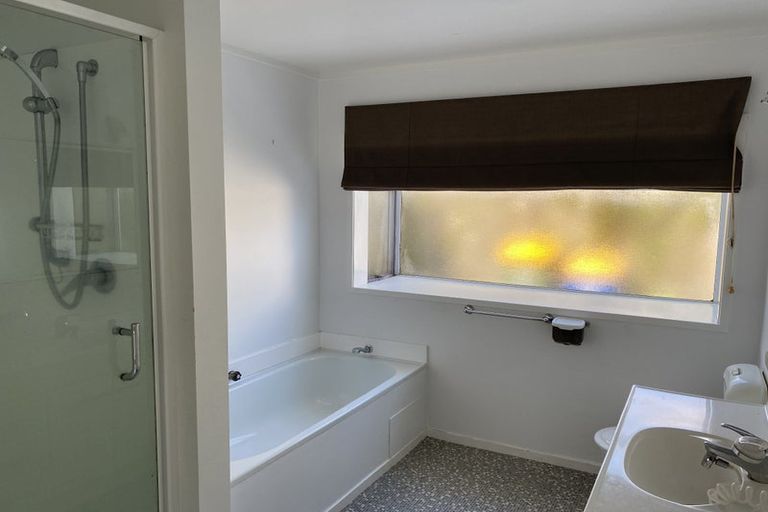 Photo of property in 98 Chelsea View Drive, Chatswood, Auckland, 0626