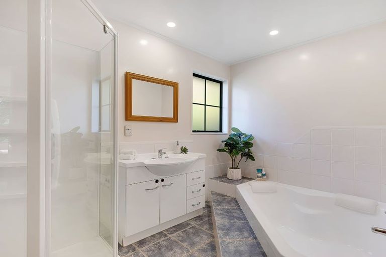 Photo of property in 11 Bishops Glen, Tawa, Wellington, 5028