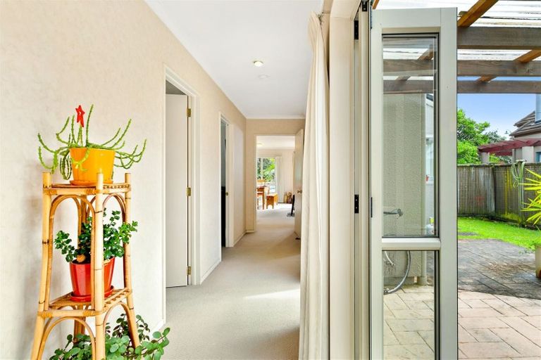 Photo of property in 15 Huntaway Lane, Te Atatu Peninsula, Auckland, 0610