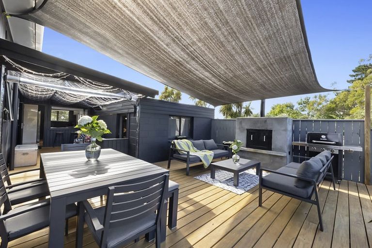 Photo of property in 18 Mayfair Place, Westown, New Plymouth, 4310