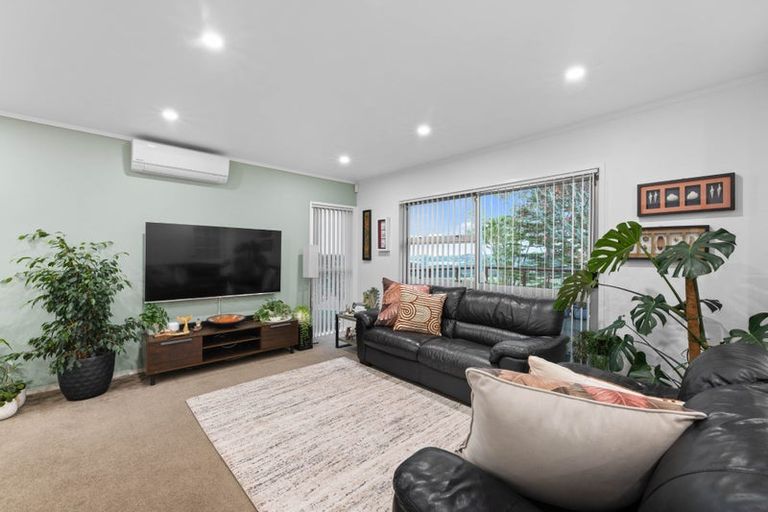 Photo of property in 24 Beauchamp Drive, Massey, Auckland, 0614