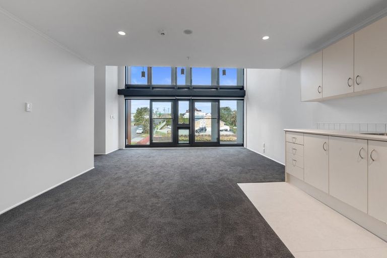 Photo of property in 17f/30 Westward Ho, Glen Eden, Auckland, 0602