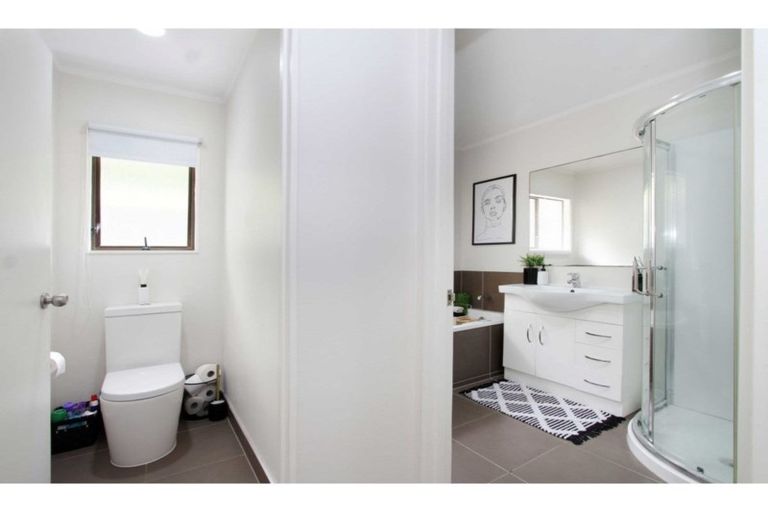 Photo of property in 1/27 Sovereign Place, Glenfield, Auckland, 0629