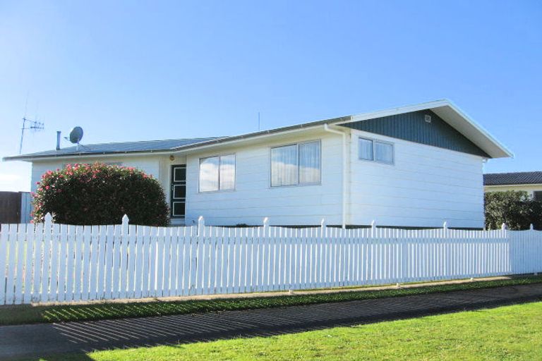 Photo of property in 28 Leander Place, Milson, Palmerston North, 4414