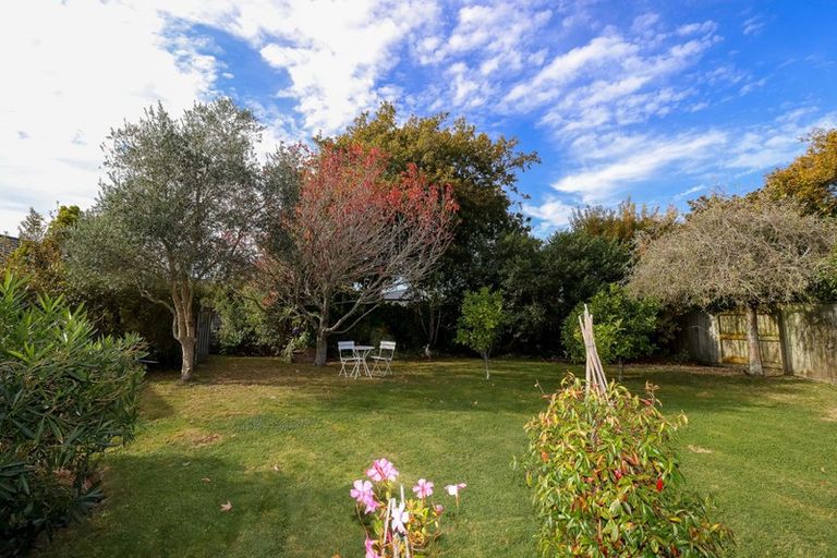 Photo of property in 16 La Lena Grove, Fitzherbert, Palmerston North, 4410