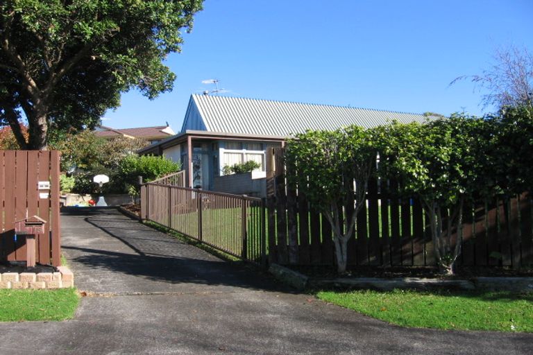 Photo of property in 15 Fairlea Road, Te Atatu South, Auckland, 0610