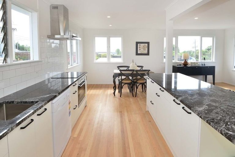 Photo of property in 1/694 East Coast Road, Pinehill, Auckland, 0632