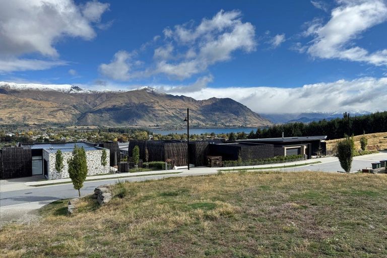 Photo of property in 16 Akitu Rise, Wanaka, 9305