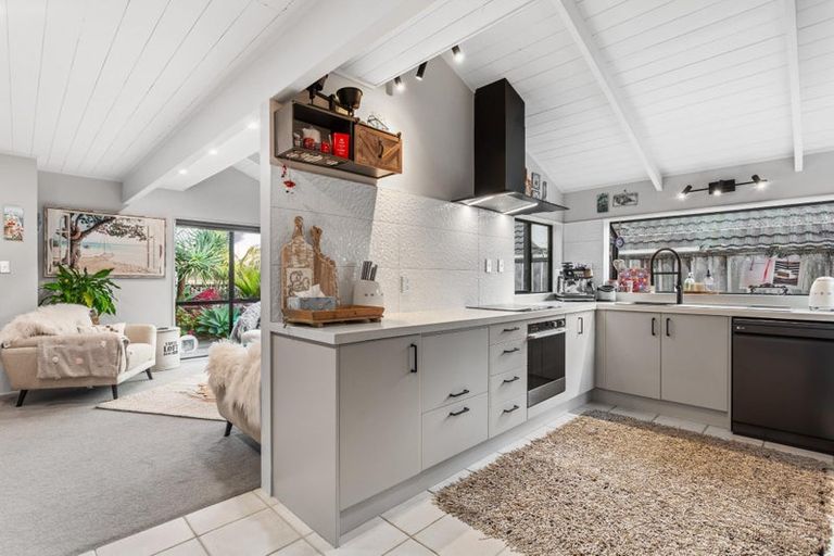 Photo of property in 1/6 Oystergrove Road, West Harbour, Auckland, 0618