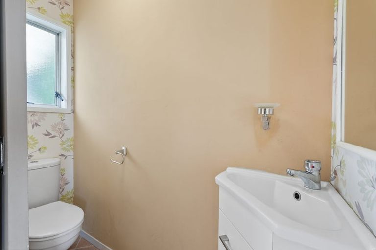 Photo of property in 1/5 Zita Avenue, Matakatia, Whangaparaoa, 0930