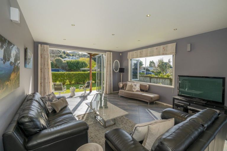 Photo of property in 17 Hahei Beach Road, Hahei, Whitianga, 3591